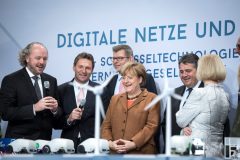 Bundeskanzlerin Angela Merkel (vorne l.) beim Rundgang auf dem 9. Nationalen IT-Gipfel in der Arena Halle (Thema "Digitale Netze und Mobilität"; 2.v.r. Sigmar Gabriel Bundesminister für Wirtschaft und Energie und r. Johanna Wanka, Bundesministerin für Bildung und Forschung).