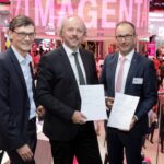 01.09.2017 Berlin IFA 2017 Messestand Deutsche Telekom AG; Vertragsunterzeichnung Technische Universitaet Dresden ; Alexander Lautz, Frank Fitzek und Buno Jacobfeuerborn; 
Freigabe nur fuer redaktionelle Verwendung ! Keine Freigabe fuer Werbung  !
