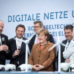 Bundeskanzlerin Angela Merkel (vorne l.) beim Rundgang auf dem 9. Nationalen IT-Gipfel in der Arena Halle (Thema "Digitale Netze und Mobilität"; 2.v.r. Sigmar Gabriel Bundesminister für Wirtschaft und Energie und r. Johanna Wanka, Bundesministerin für Bildung und Forschung).